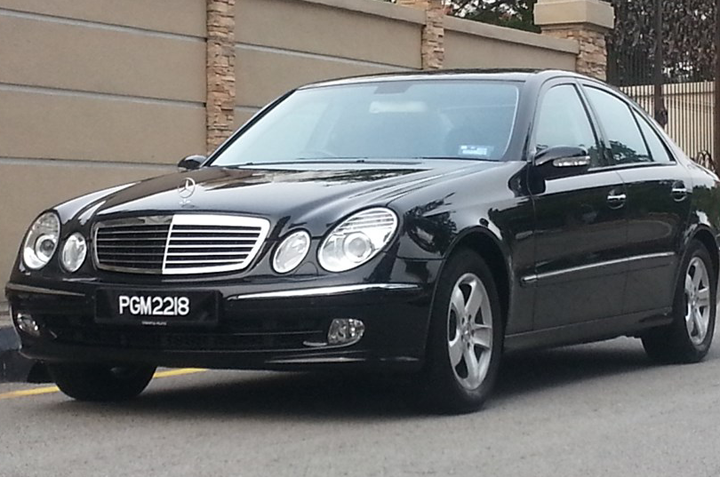 Thuê xe Mercedes E240 4 chỗ tại Sài Gòn